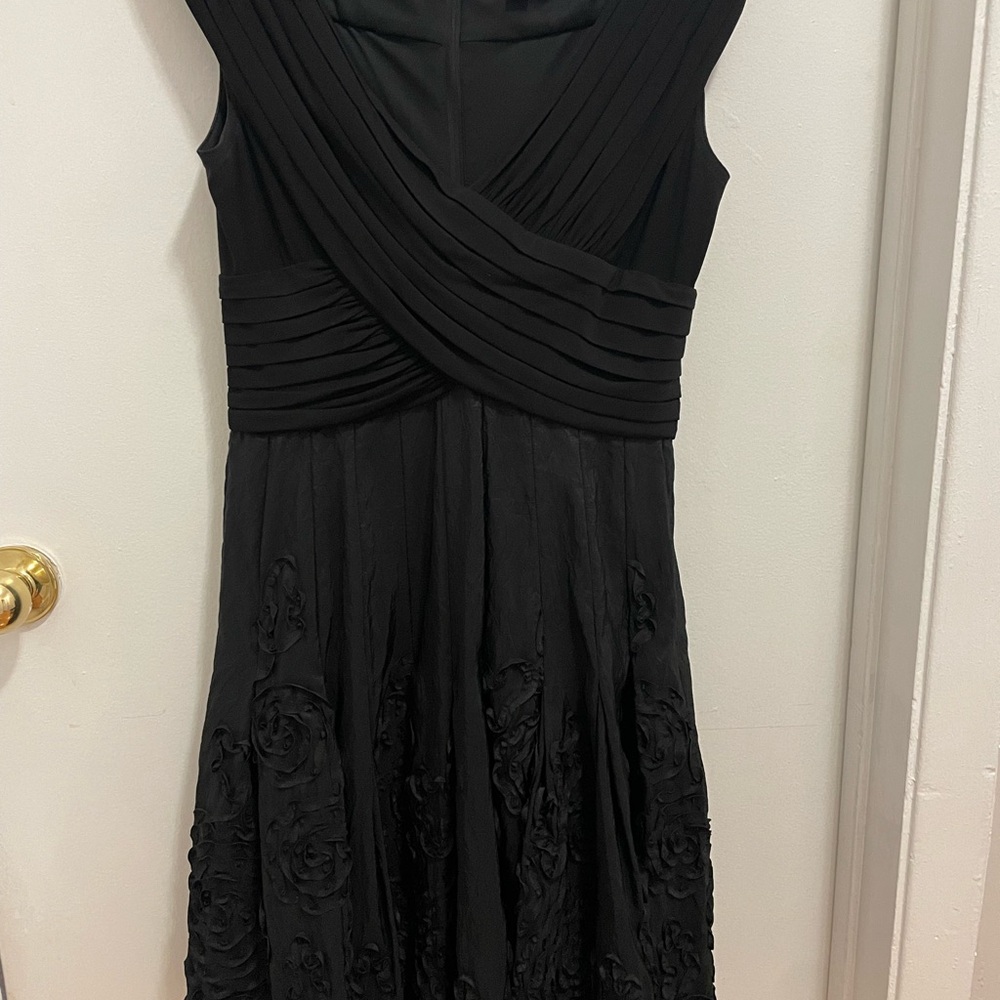 Adrianna Papell Black Sleeveless V-Neck Midi Dress